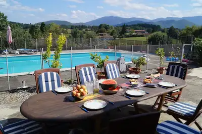 Image de Gite rural avec grande piscine chauffée et aire de jeux pour enfants à Rouede.