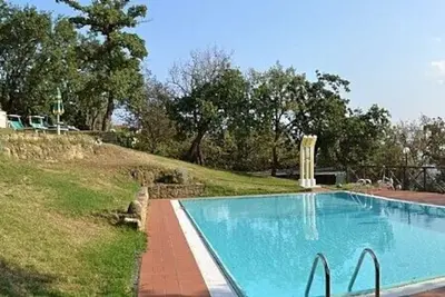 Villa Mariolina Grande: Une ancienne ferme caractéristique et accueillante sur deux étages situé dans une position isolée sur les pentes d'une colline couverte d'oliviers.