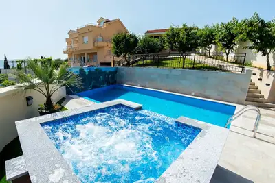 Image de Villa de luxe avec vue sur les vignes et la piscine