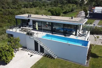 Image de villa calme à louer sur une piste verdoyante, avec piscine privée