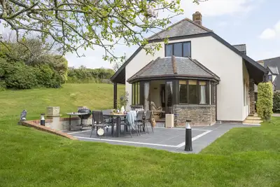 Surplombant les lacs de Roserrow, April Cottage occupe une position enviable.