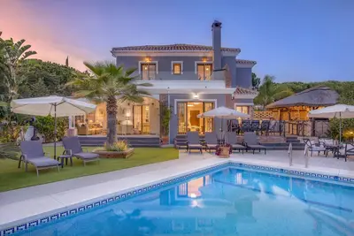 Image de Villa - 4 bed, 4 Ensuite + 1 Bath Marbesa, near Cabopino, Elviria, Marbella