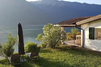 Image de maison de vacances sur le lac d'Idro avec plage privée