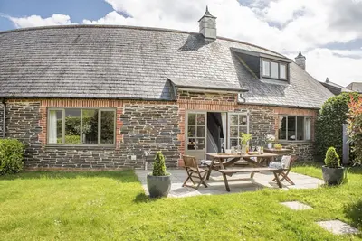 Image de Wedge Cottage est une charmante maison de vacances située dans les écuries courbes de Roserrow.