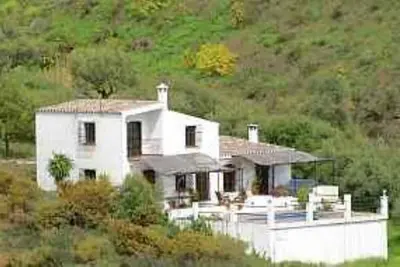 Image de Maison de campagne idyllique avec piscine et vue sur mer fantastique