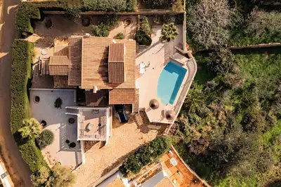 Image de Villa spacieuse et moderne avec piscine privée et terrasses ensoleillées