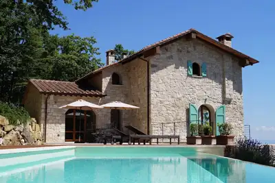 Image de Panorama et piscine à débordement, dans la province de Sienne au sud de Montepulciano & Pienza