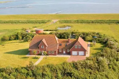 Image de Warftlage avec vue directe sur le parc national de la mer des Wadden