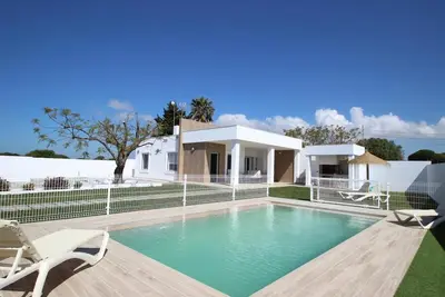 Image de Maison neuve et moderne avec piscine privée, barbecue, grand jardin et Wi-Fi pour 4-5 personnes.