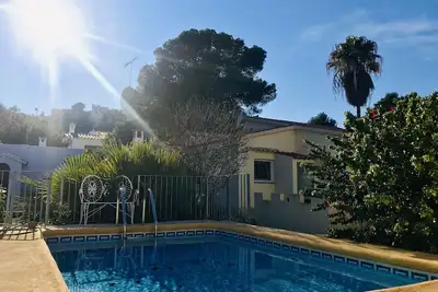 Image de Maison individuelle avec piscine privée, entièrement clôturée, près de la plage