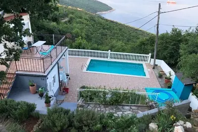 Image de Vue sur la mer pittoresque, intimité absolue, plaisir de la piscine pour les enfants