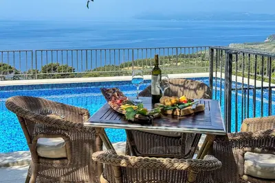 Image de Bon MARCHÉ! Charmante maison en pierre au-dessus de Tučepi avec piscine, vue mer, barbecue, wifi