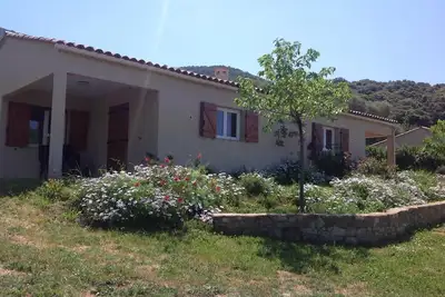 Image de Sur terrain prive joli appartement très fonctionnel avec vue mer et montagne