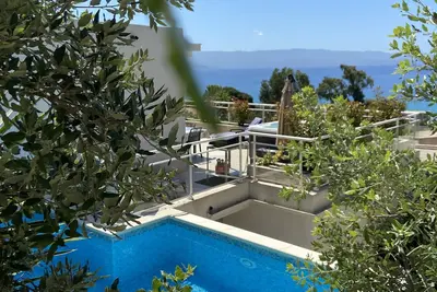 Image de Magnifique villa neuve sur le toit Piscine et Jacuzzi avec sa pleine vue mer.