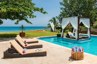 Image de Sun Kissed Villa, sur la plage.