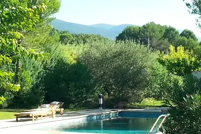 Image de Maison avec piscine privée, parc naturel du Luberon, à proximité de Lourmarin.