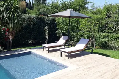 Image de Maison de plein pied avec piscine dans quartier calme à Orange. wifi et clim