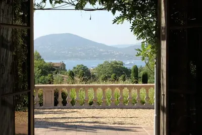 Image de Magnifique Villa Provençale, proche centre StTropez et plages, vue mer étonnante