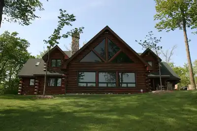 Image de Log magnifique, spacieuse Log Lake - Vue imprenable sur 285 pieds de la rive du lac!