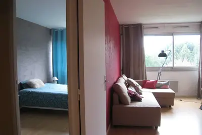 Image de Bordeaux centre T2 tres calme  vue sur parc avec parking securisé et ascenceur