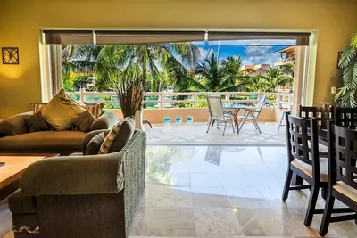 Image de Condo Marina View Waterfront avec piscine de style complexe