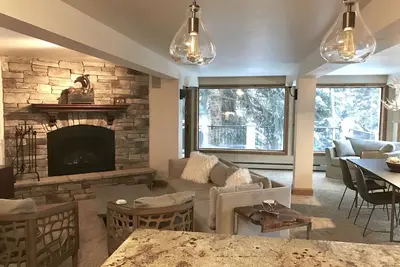 Image de Maison luxueuse sur le ruisseau avec bain à remous, navette gratuite