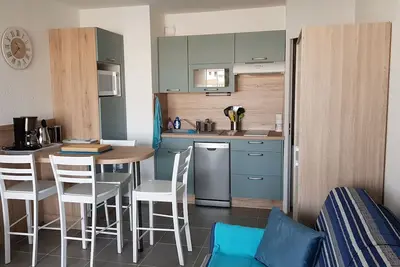 Image de Renovated studio cabin 4p / swimming pool / parking before port
