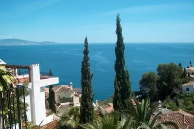 Image de Villa avec superbe vue sur la mer, située côté piscine et près de la plage