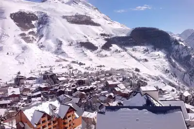 Image de appartement deux pièces 28m2 vue sur le village et les pistes (max 5 personnes)