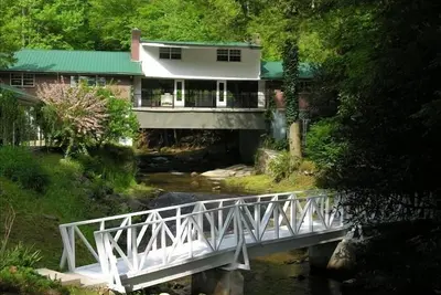 Image de Une rivière la traverse ** Le ruisseau se précipite sous la maison!