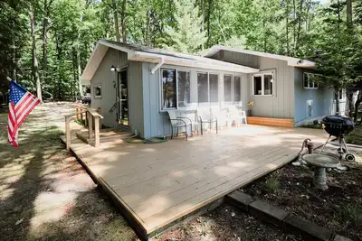 Image de Classique Little Traverse Summer Lake Cottage