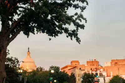 Image de Rue comme un décor de film | Escapade de charme | Patio | Idéal pour les séjours nocturnes et mensuels!