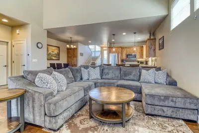 Image de Belle maison construite en 2017 à Eagle Crest avec des équipements fabuleux et des laissez-passer invités