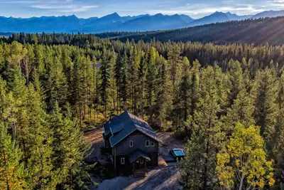 Image de Chalet de montagne de chèvre dans la belle vallée de Blaeberry