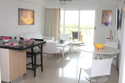 Image de 2 chambres, en bord de mer, vue imprenable sur l'océan, moderne et charmant