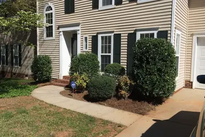 Image de À distance de marche du charme de la rue Main Davidson et à un mile du lac Norman