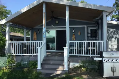 Image de Conesus Lake Front House Tous les niveaux privés à côté d'un parc très calme End Of Street