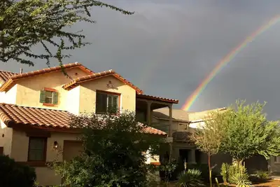 Image de La location de désert incroyable est entièrement chargée et prête pour vos vacances!