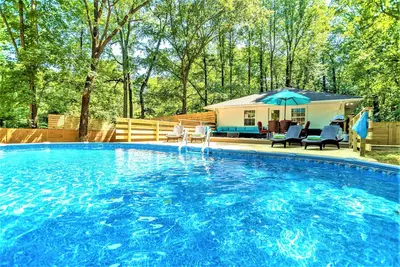 Image de Tout neuf! Maison contemporaine contemporaine de 3 chambres (4 lits) avec bain à remous et piscine!