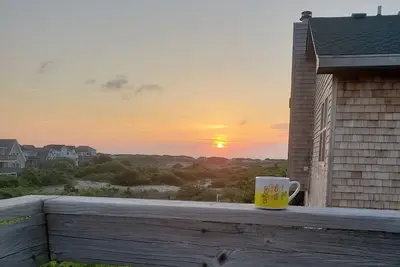 Image de Oceanside avec vue sur l'océan et confort!