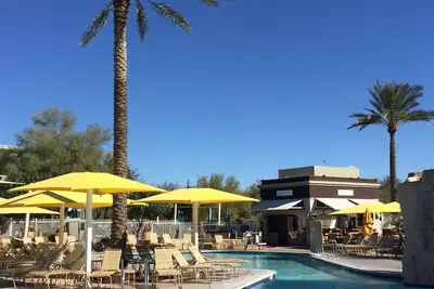 Image de Canapé de luxe d'une villa principale avec une chambre. Cuisine complète (2br 956492)