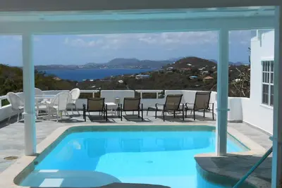 Image de 1br au meilleur prix sur Stj! Emplacement parfait avec vue sur l'océan et piscine!