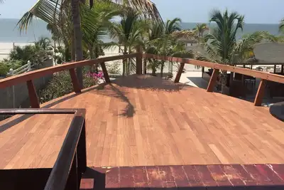 Image de House-Boat Fabriqué en bois tropicaux, face à la mer, rêveur! !