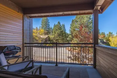 Image de Belle maison de ville. 5 mile à pied du centre-ville de Truckee! Propre et contemporain.