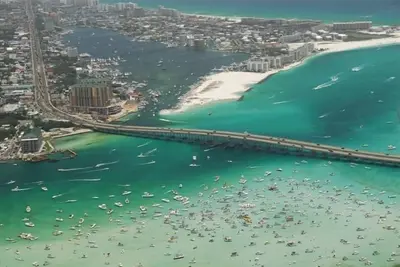 Image de Surplombant le port de Destin-2 ponts-3 pieds de poissons d'eau de l'accès pont-fermé