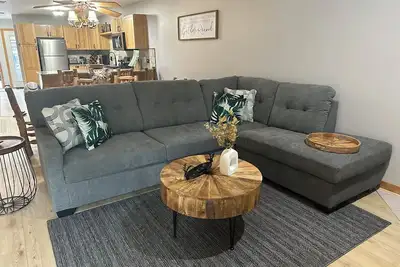 Image de Villa rénovée près de Starved Rock State Park. Entièrement équipé. 9 personnes