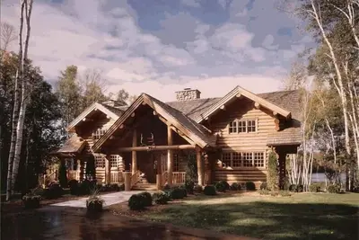 Image de Luxueuse maison en bois rond sur un lac privé