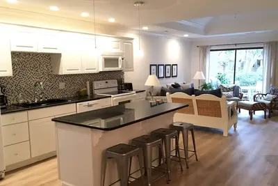 Image de Escapade tranquille dans le lagon. Avec la piscine communautaire, réservez votre voyage à la plage 2020 maintenant!