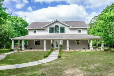 Image de Majestic Lakefront Home sur 8 acres! Vues incroyables / Familles / Table de billard / Foyer extérieur