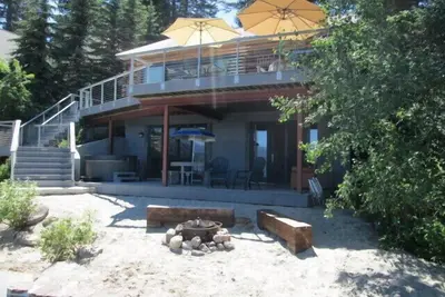 Image de Maison au bord du lac avec plage privée, quai, bain à remous, «Boat House»